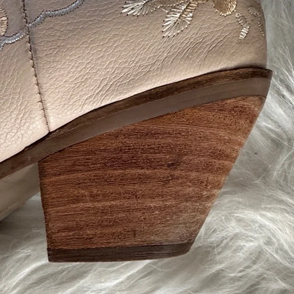 Dingo Floral Embroidered Cream Heeled Boots Sand AS IS size 7.5 - Picture 9 of 16